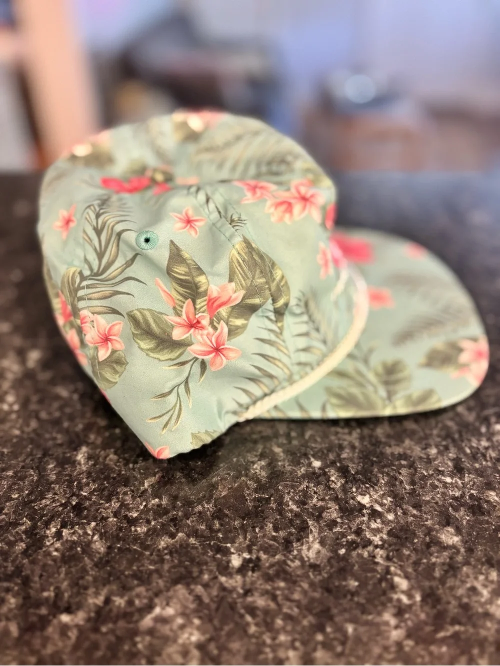 Fun tropical print Mauna Kea Hawaii hat, excellent condition!